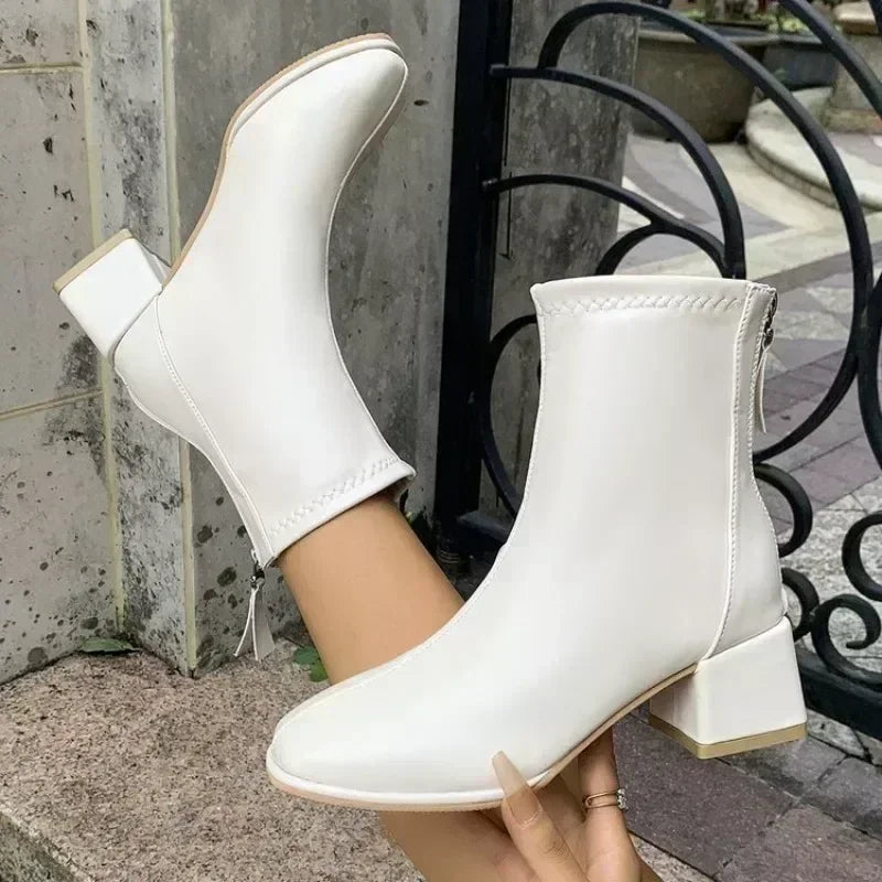 Bottines Danoir Paris Victoire avec talon bloc et zip arrière, en cuir noir, design élégant et moderne.