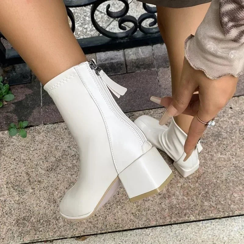 Bottines à talon bloc Danoir Paris Victoire avec zip arrière, en cuir noir, élégantes et modernes.