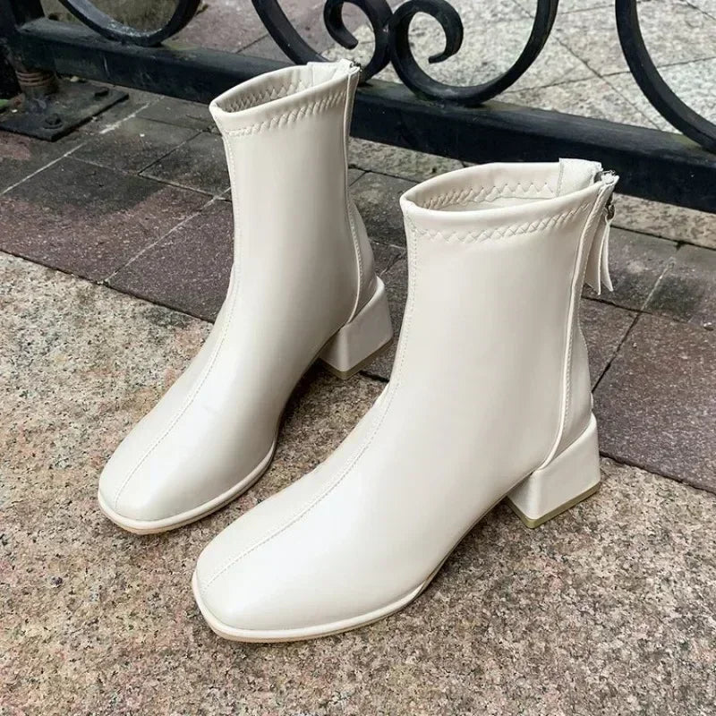 Bottines à talon bloc Danoir Paris Victoire avec zip arrière, en cuir noir, avec semelle solide et design élégant.