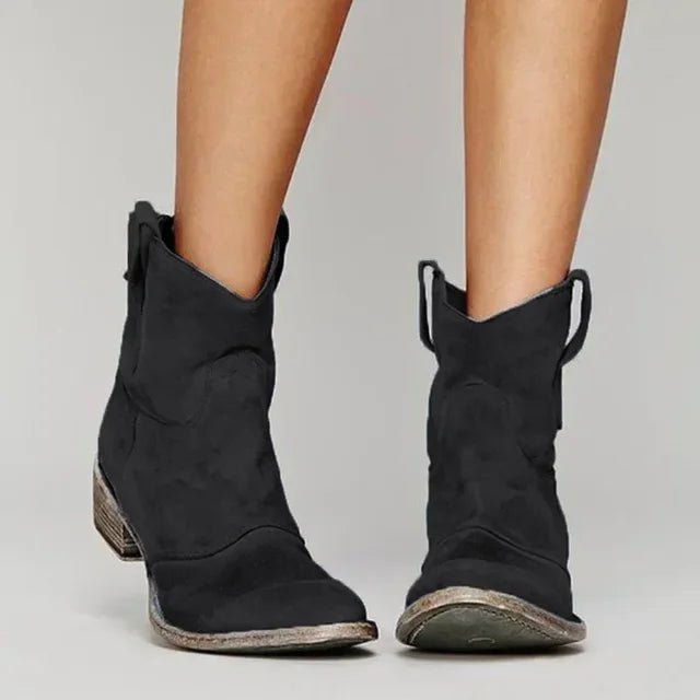 Bottines Western modernes Marielle par Danoir Paris, en cuir marron avec détails stylisés, parfaites pour un look tendance.