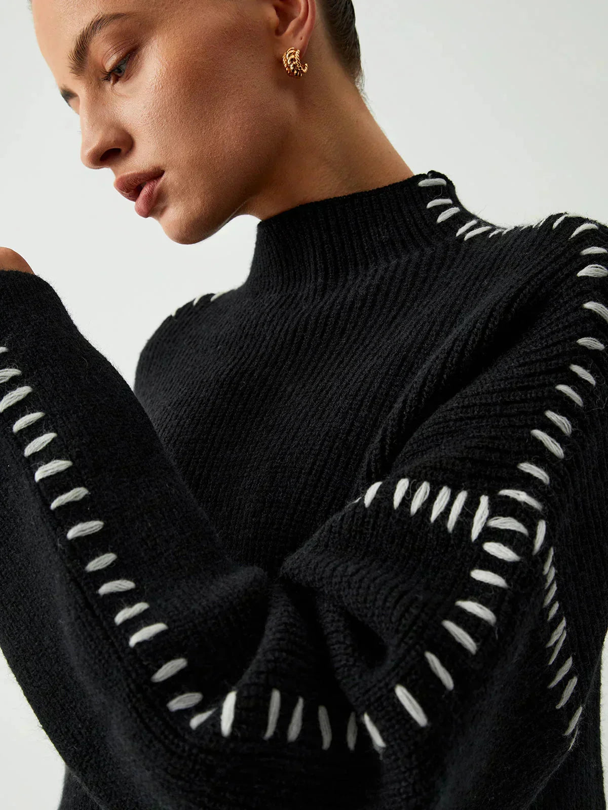 Pull noir Danoir Paris Nia en laine à col montant côtelé et surpiqûres pour un style confortable d'automne.