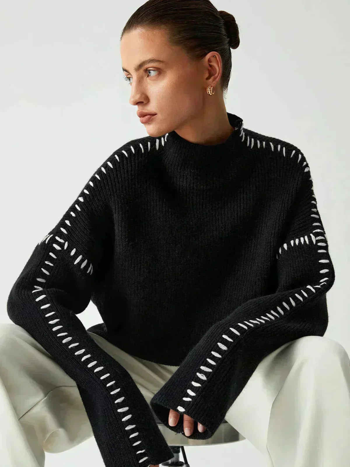 Pull Danoir Paris Nia en laine côtelée noir avec col montant et surpiqûres, parfait pour l'automne, confort et style.