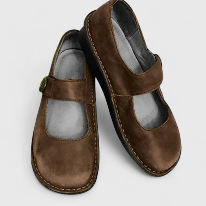 Chaussures Hedwig Mary Jane Danoir Paris en cuir noir avec boucle élégante, vues en gros plan sur une surface blanche.