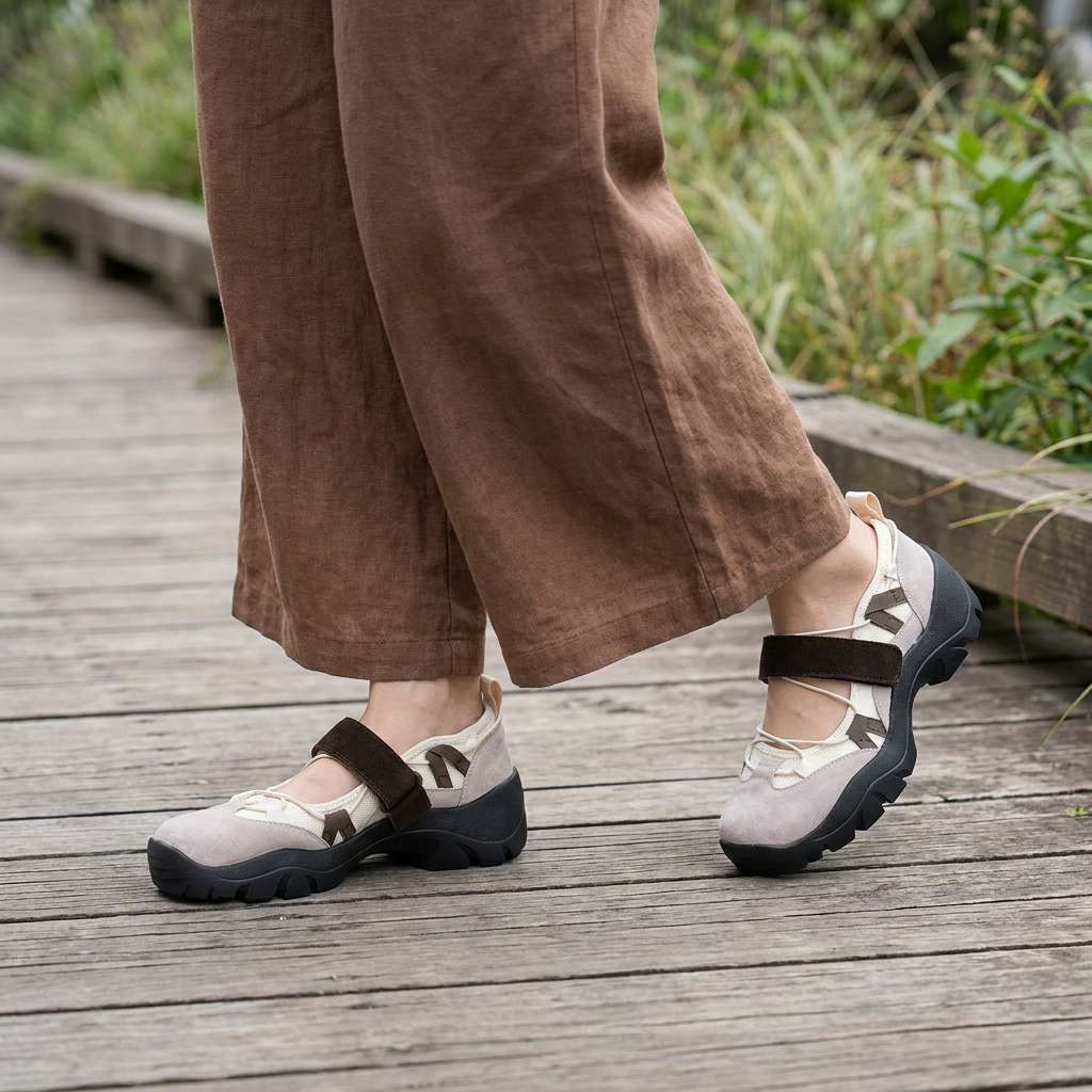 Mocassins Velina ComfortWalk de Danoir Paris, gros plan sur le dessus en cuir beige avec détails élégants.