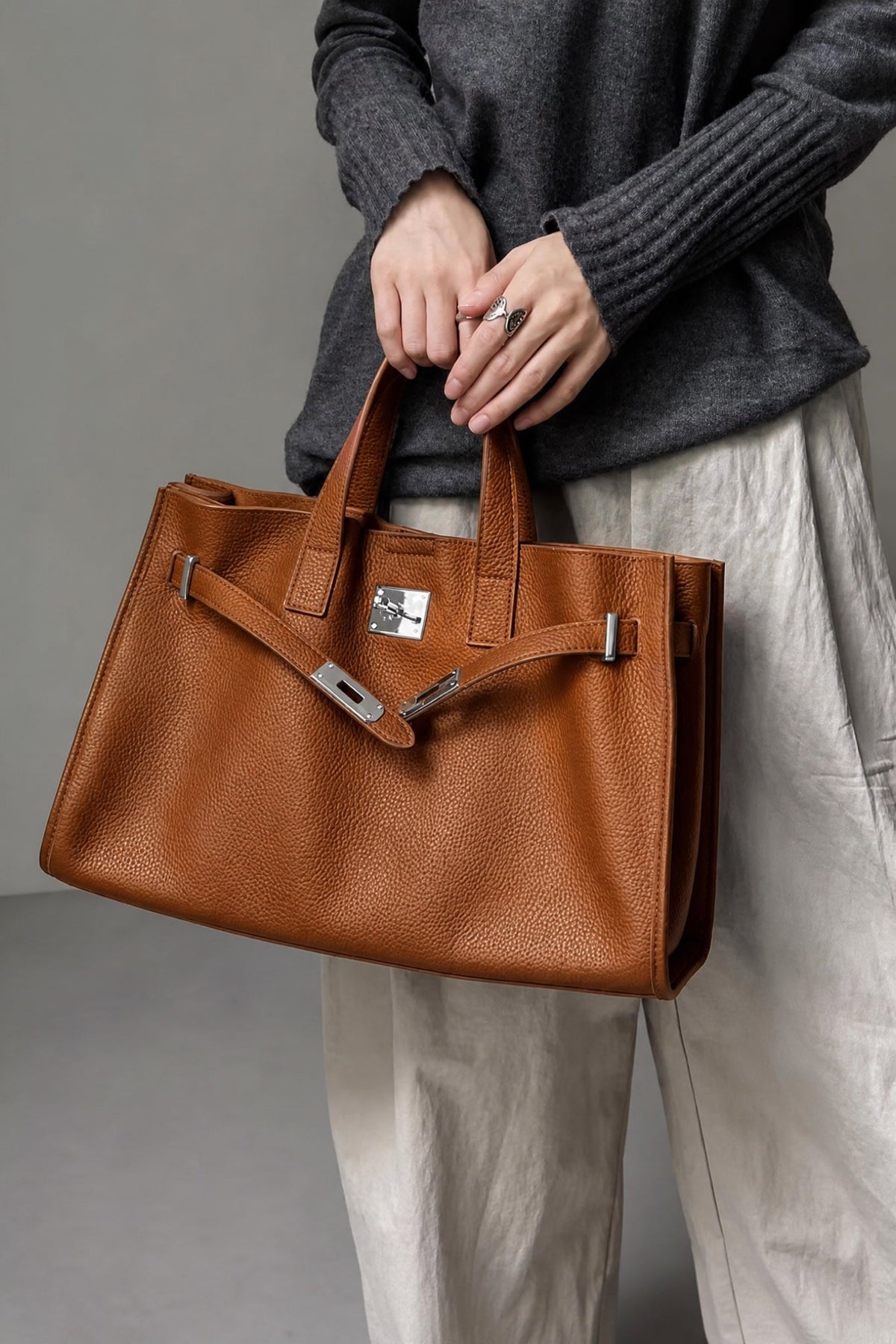 Sac tote Meridian de Danoir Paris porté par un mannequin, sac en tissu marron avec poignées longues, style élégant et pratique.