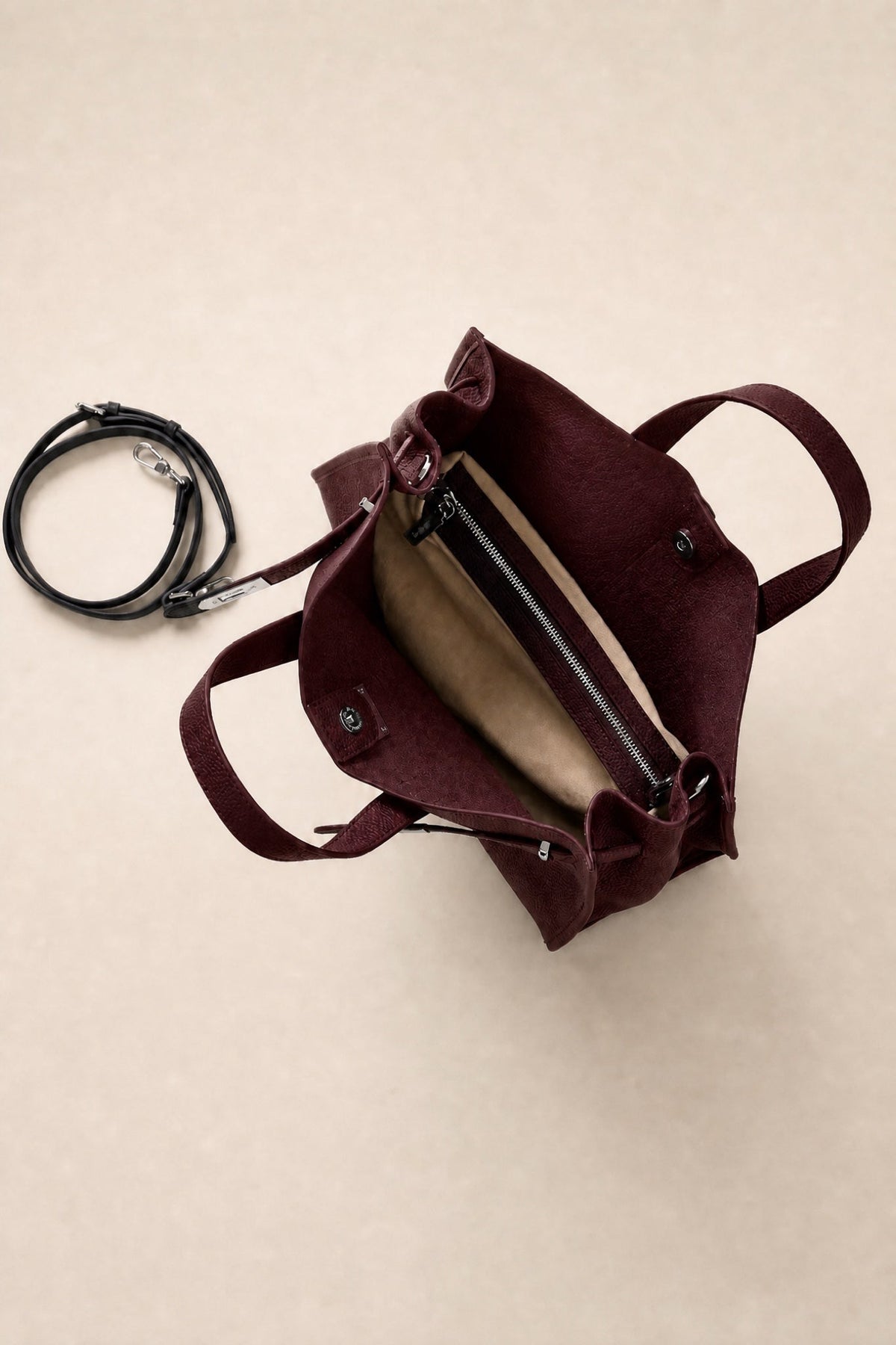 Sac tote Meridian Danoir Paris en bordeaux avec intérieur en tissu, vue de l'intérieur du sac.