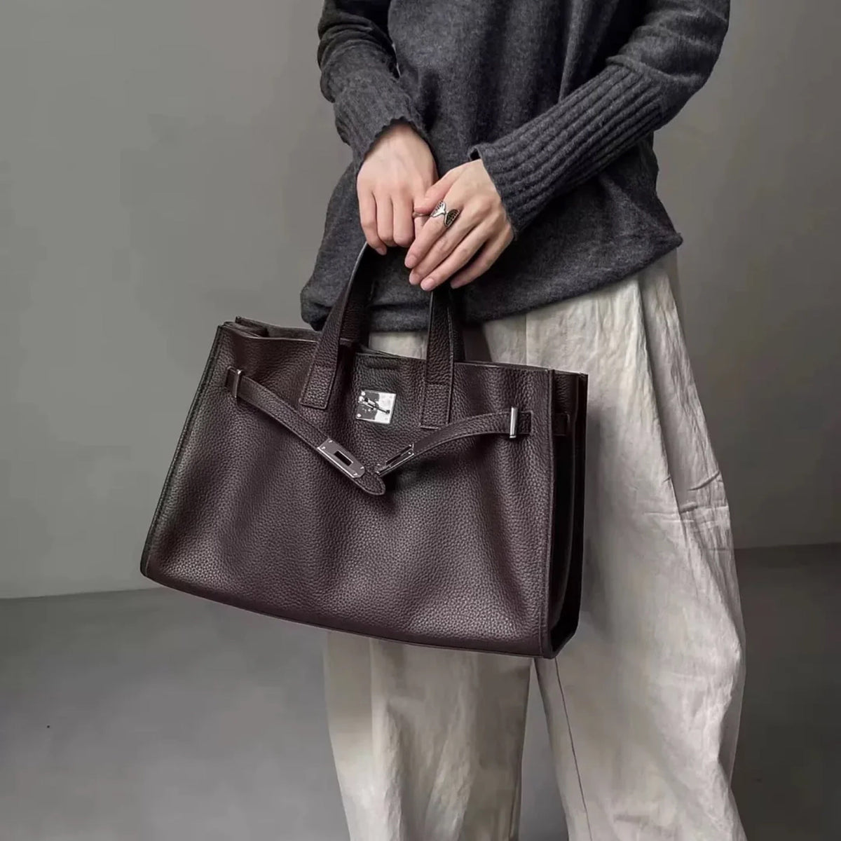 Sac tote Meridian Danoir Paris porté par un modèle, en bourgogne, avec détails en cuir et style élégant.