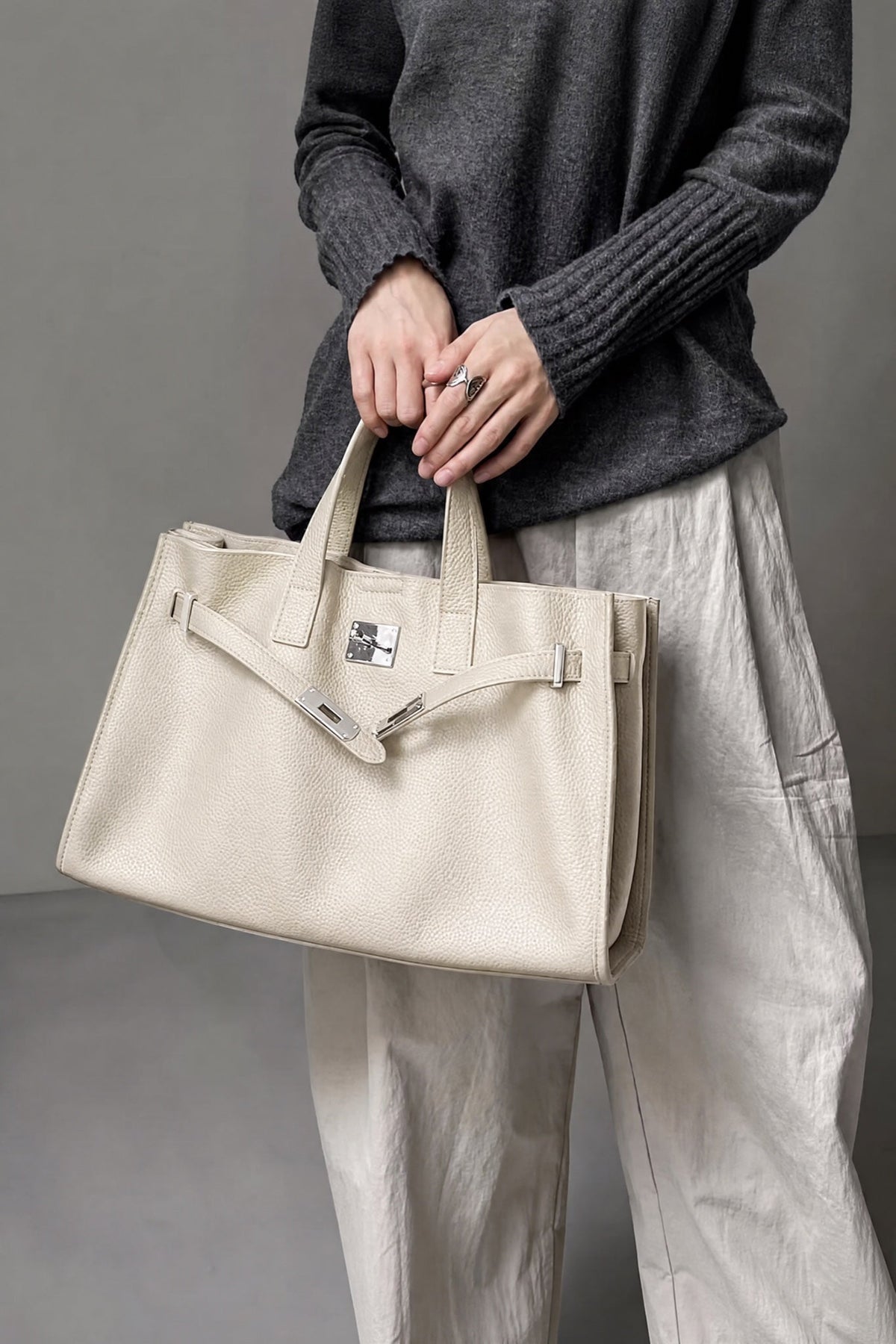 Sac tote Meridian Danoir Paris beige porté par un mannequin, sac en tissu avec poignées larges et design élégant.