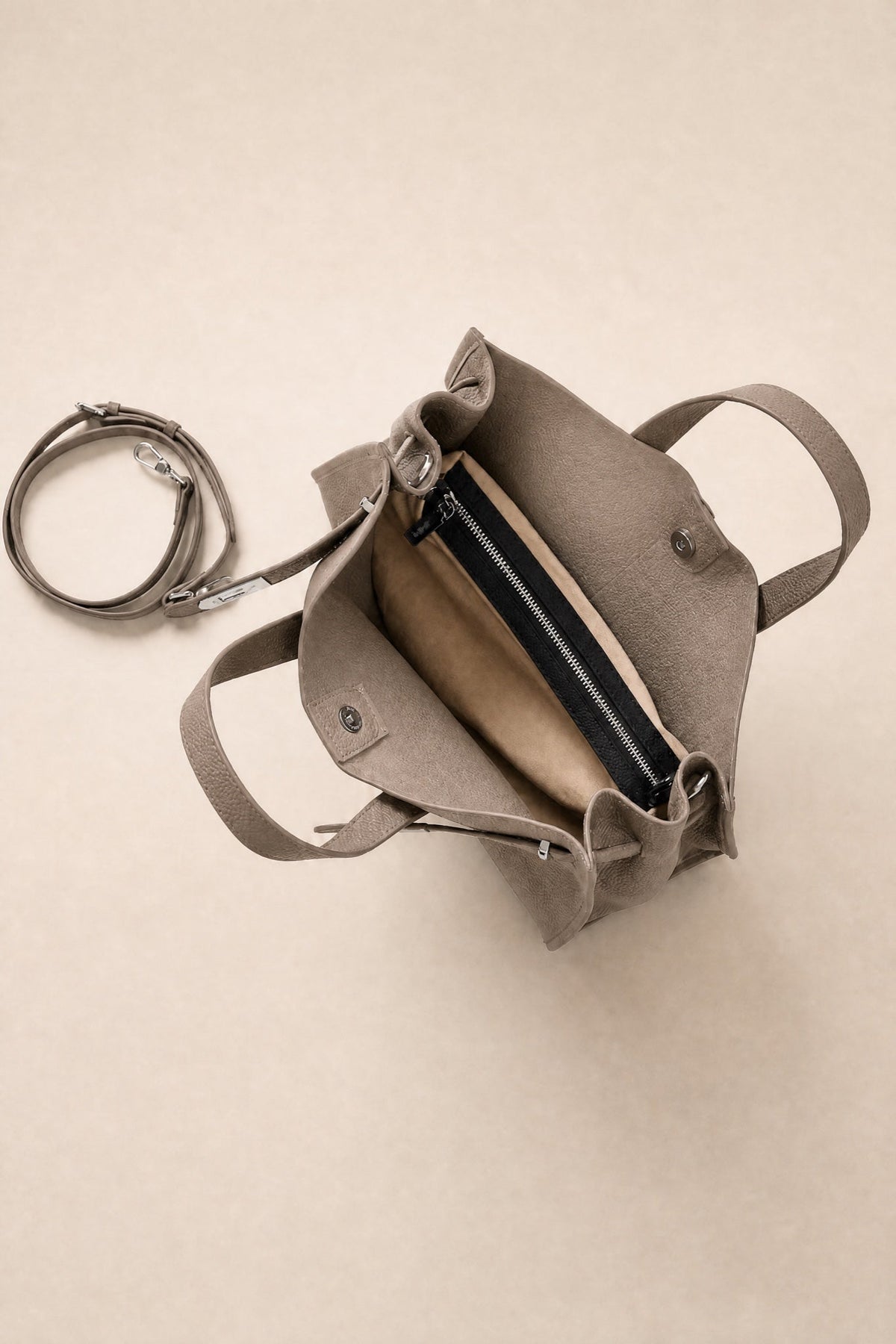 Sac tote Meridian Danoir Paris de couleur taupe avec intérieur spacieux et compartiments, idéal pour un style élégant et pratique.