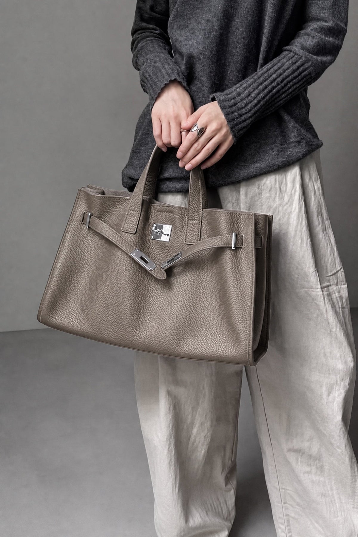 Sac tote Meridian Danoir Paris porté par un modèle, en taupe, en tissu robuste avec poignées longues pour un style décontracté.