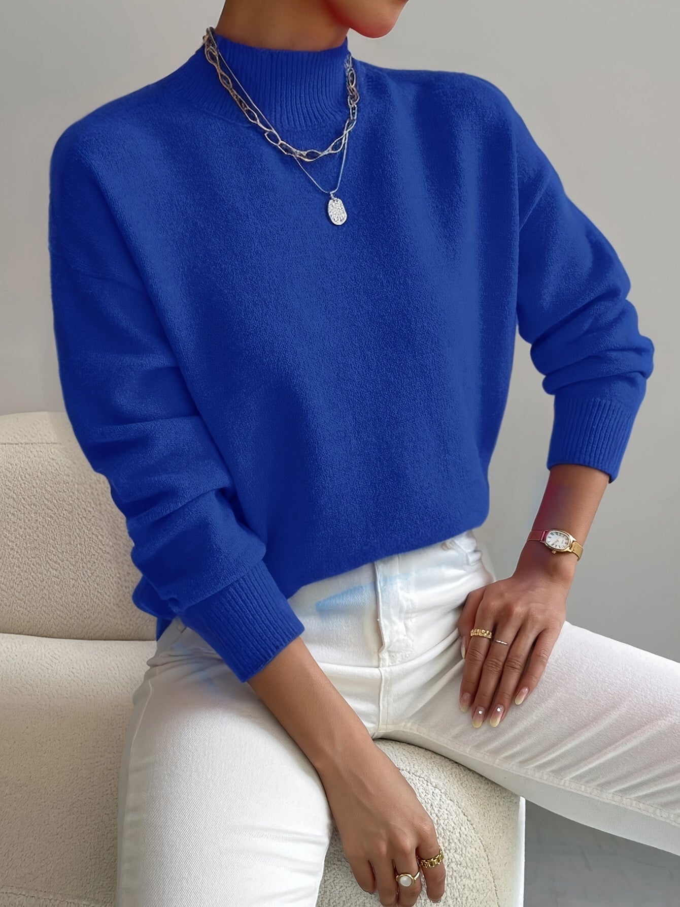 Pull élégant et chaud Jennifer de Danoir Paris, modèle FR894, en laine douce, porté par une femme dans un intérieur cosy.
