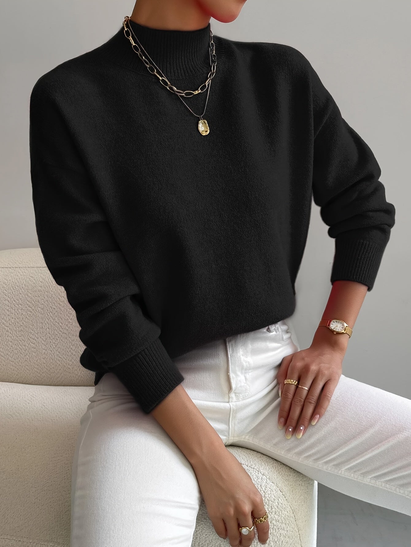 Pull élégant et chaud Jennifer de Danoir Paris, en laine confortable, porté par une femme dans une tenue chic.