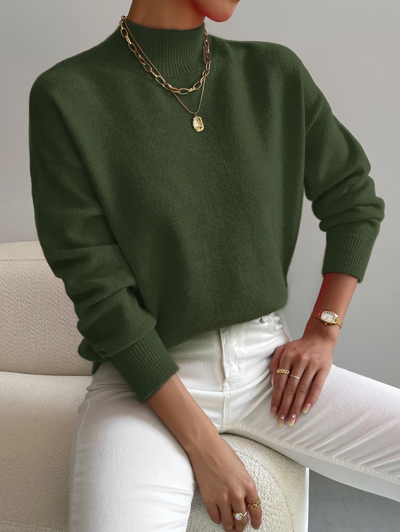 Pull élégant et chaud Jennifer de Danoir Paris, en maille confortable, porté par une femme dans un style chic et cosy.
