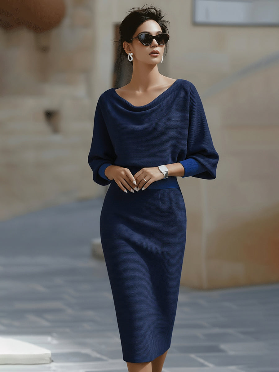 Robe midi à manches chauve-souris en tissu drapé, couleur marine, par Danoir Paris, élégante et fluide.