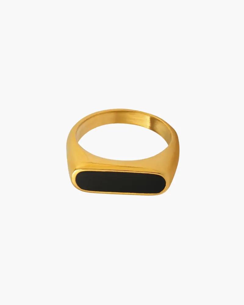 Bague en obsidienne de la marque Old Money, anneau noir brillant avec finition lisse et design élégant en gros plan.