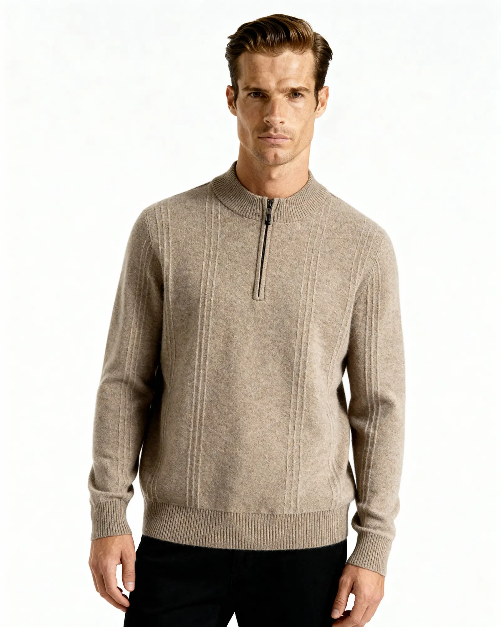 Pull en cachemire 100% à col montant à zip pour homme de la marque Old Money, finition côtelée, vue de face.