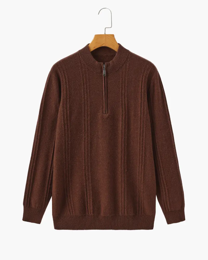 Pull en cachemire à col montant ras du cou et zip à mi-hauteur, de marque Old Money, avec rayures côtelées beige et crème.