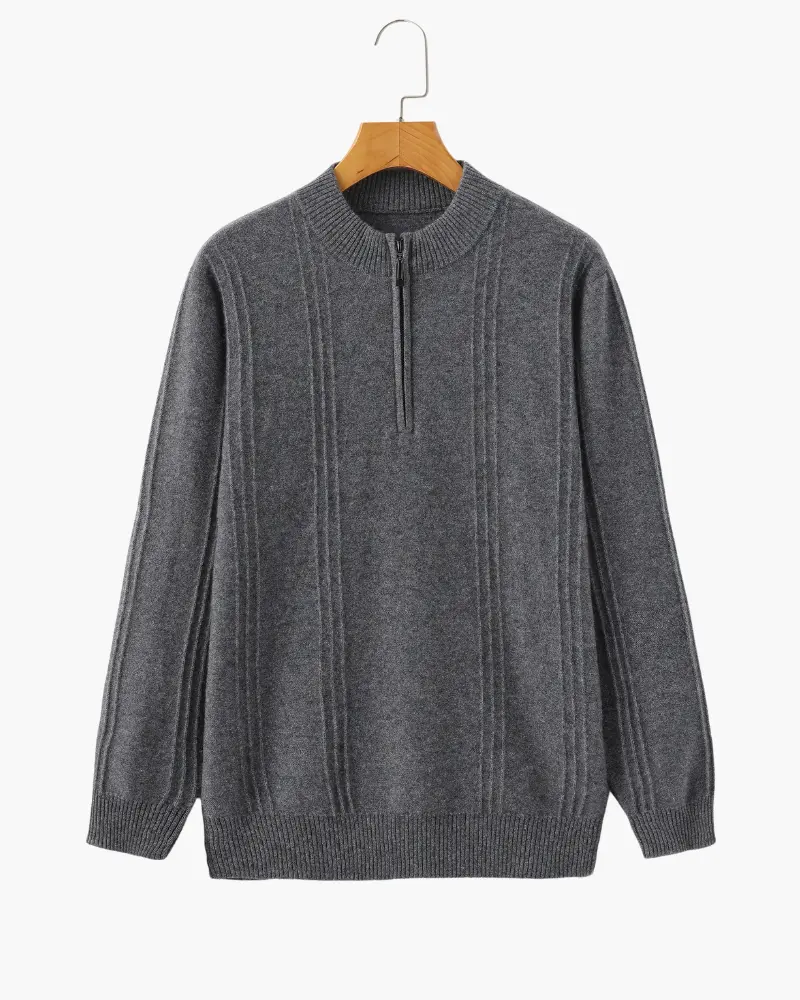 Pull en cachemire 100% à col ras demi-zip de la marque Old Money, avec rayures côtelées et coupe élégante.