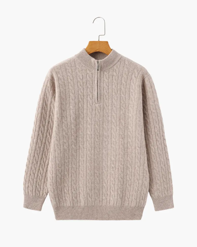 Pull en cachemire moitié zip Old Money, tissé 100%, coloris neutre, détail du col et texture douce visible.