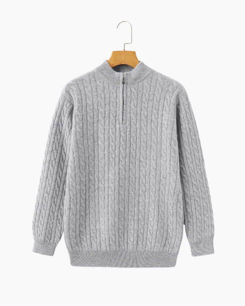 Pull en cachemire à mi-zip Old Money, tissé, couleur neutre, détails élégants, porté sur un fond blanc.