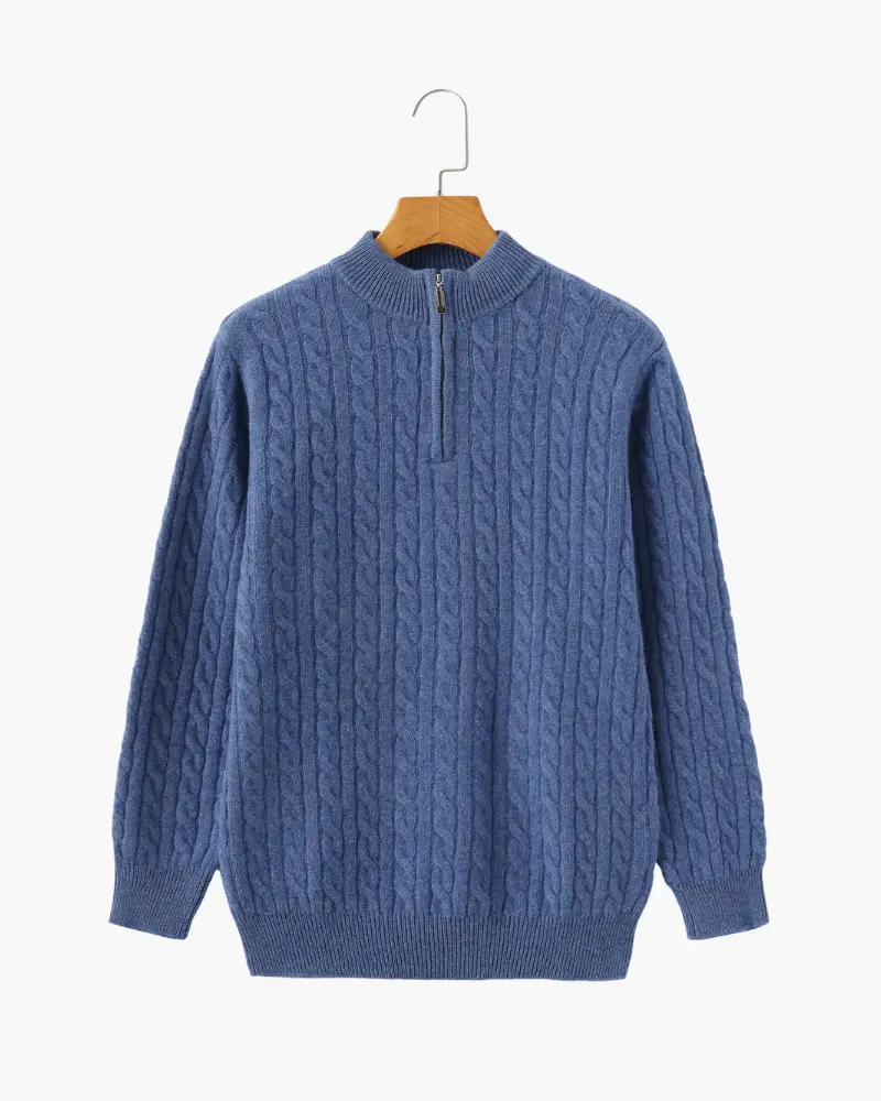Pull en cachemire mélangé avec demi-zip Old Money, tissu tissé doux, couleur neutre, détail du col et manche visible.