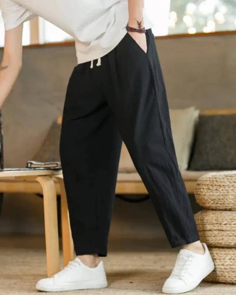 Pantalon en coton Cancun Old Money, coupe décontractée, couleur beige, porté avec une chemise blanche, vue de face.