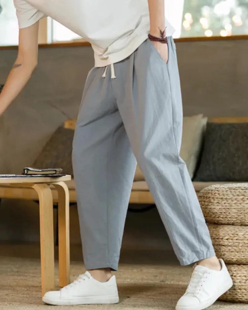 Pantalon en coton Cancun Old Money, coupe décontractée, couleur beige, porté avec un haut blanc, style confortable et élégant.