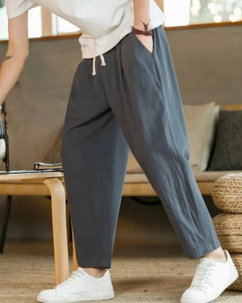 Pantalon en coton Cancun Old Money, coupe décontractée, couleur beige, porté avec un haut blanc, vue de face.