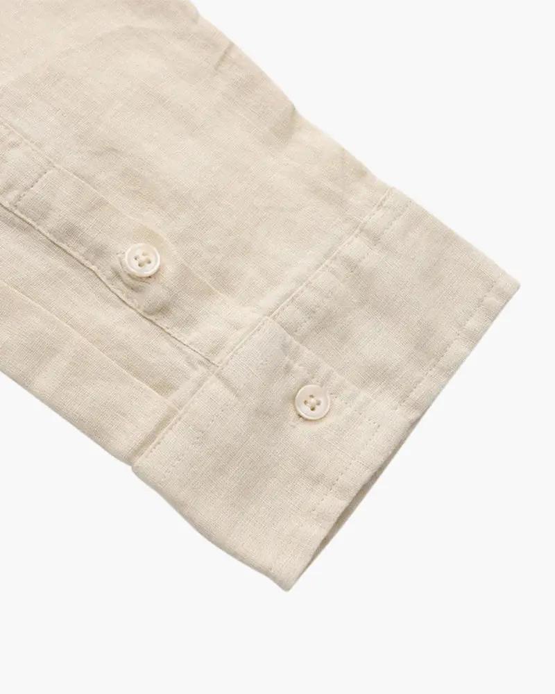 Chemise en lin beige Cape Town de Old Money, 100% lin, avec col et manches longues, portée décontractée.