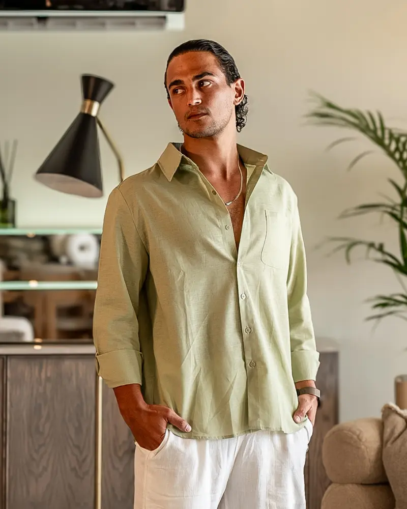 Chemise en lin beige Cape Town de la marque Old Money, tissu léger et élégant, détails de couture visibles sur le devant.