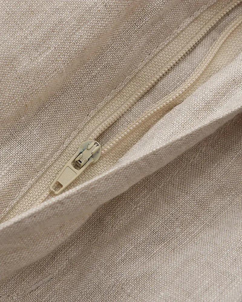 Shorts en lin premium Casablanca de la marque Old Money, visibles avec détails de la texture en lin naturel.