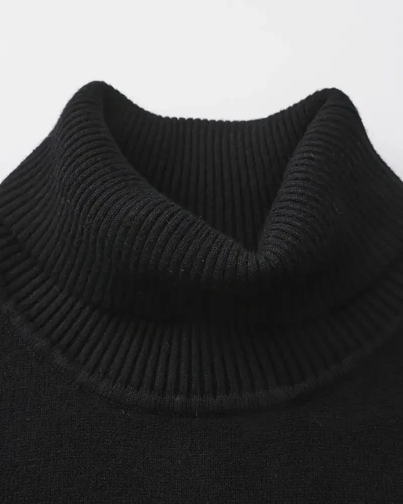 Pull en laine mérinos Gstaad Old Money avec col roulé, couleur neutre, porté sur mannequin, détail du tissu doux et épais.
