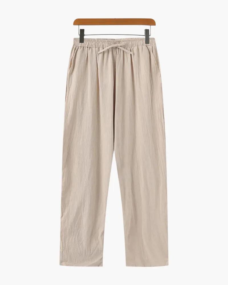 Pantalon en lin Zanzibar de la marque Old Money, coupe décontractée, couleur naturelle, porté avec un haut blanc.