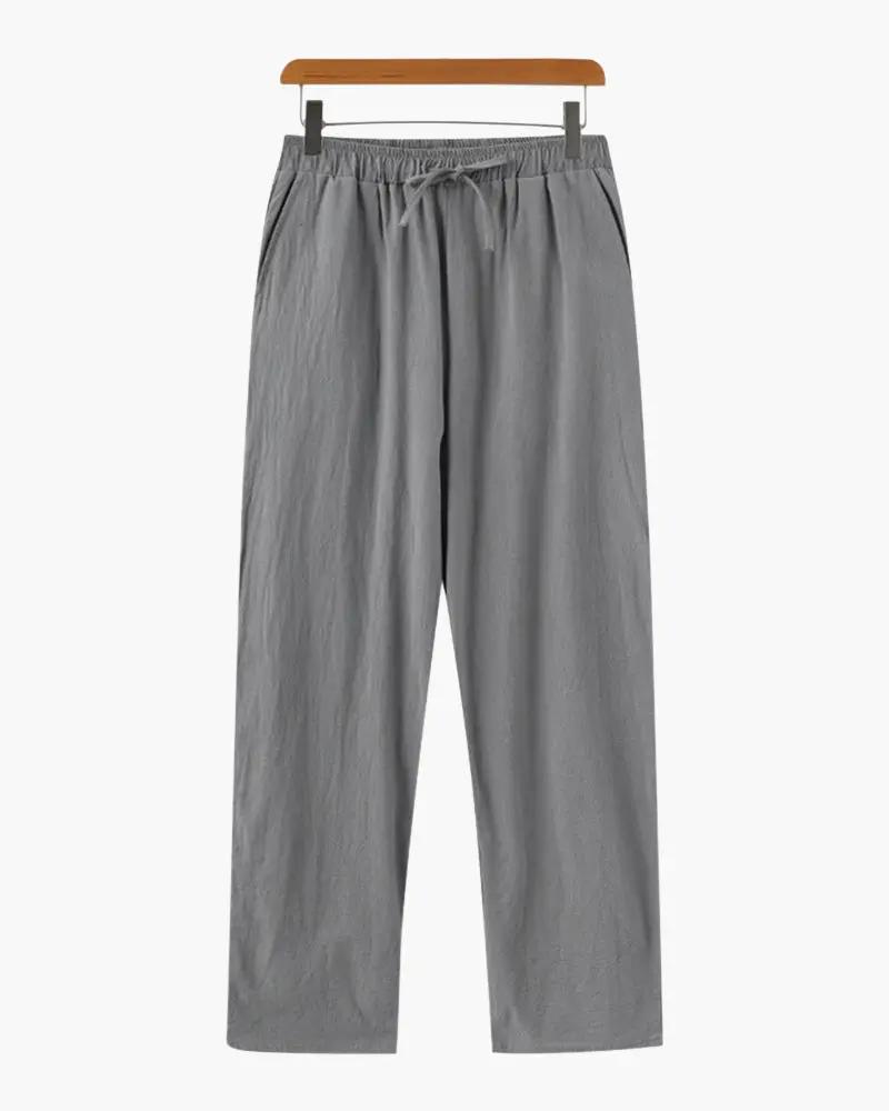 Pantalon en lin Zanzibar de Old Money, coupe décontractée, couleur naturelle, porté avec un haut blanc, vue de face.