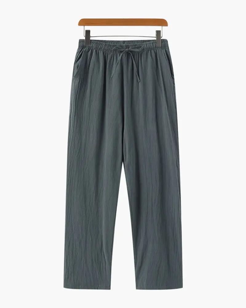 Pantalon en lin Zanzibar de la marque Old Money, coupe décontractée et tissu léger, porté sur un fond neutre.