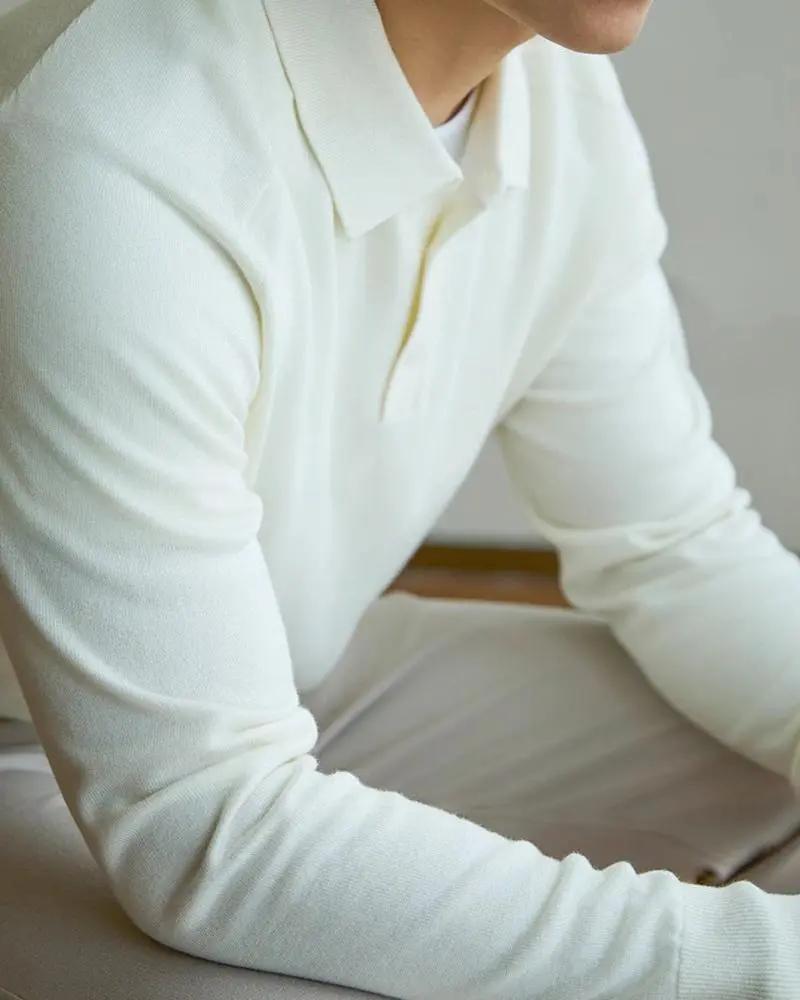 Pull polo en laine 100 % premium de la marque Old Money, gros plan montrant le col et la texture douce de la laine.