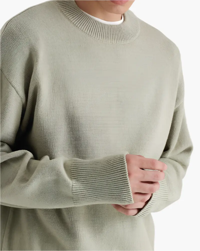 Pull roulé en laine 100 % premium de la marque Old Money, vue de face, détail du col haut et texture douce.