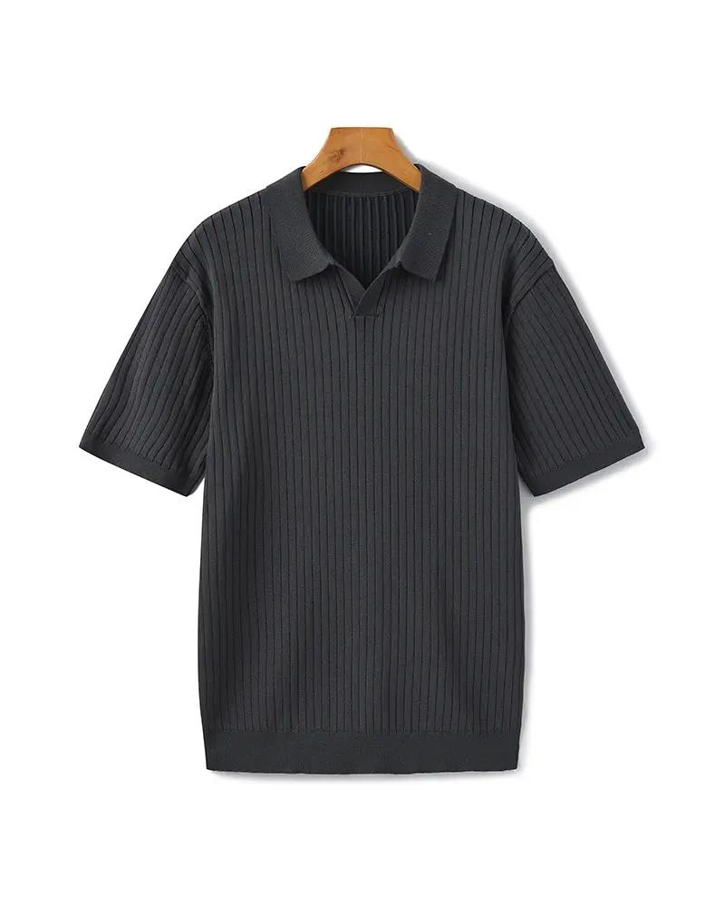 Polo à rayures épaisses de qualité supérieure de la marque Old Money, porté sur un mannequin avec col et manches longues.
