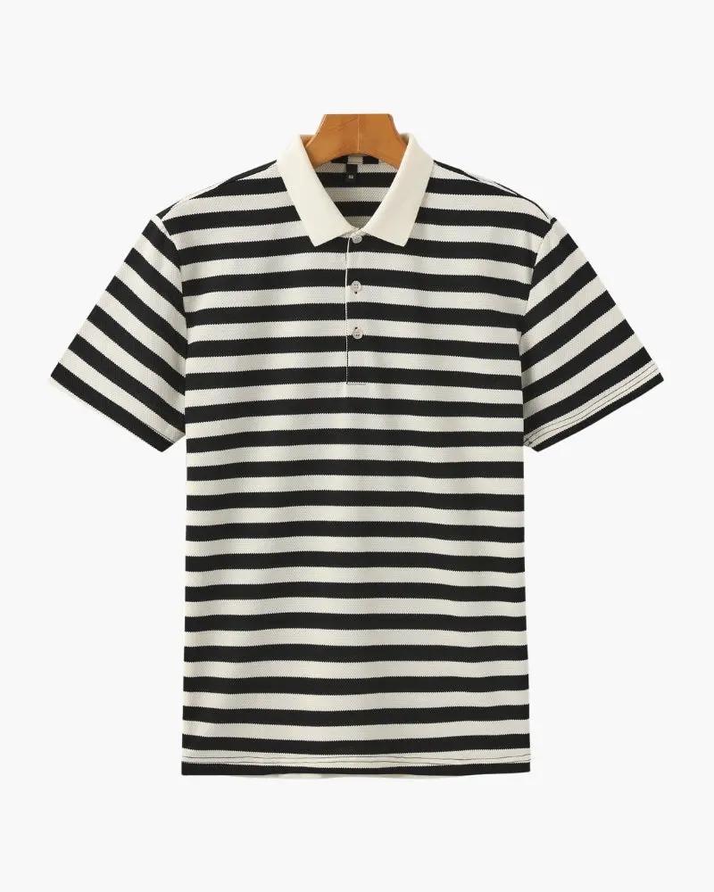 Polo Shoreline Old Money en coton bleu avec col classique et logo brodé sur la poitrine, porté sur mannequin.