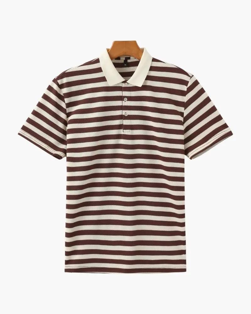 Polo Shoreline de la marque Old Money, chemise en coton avec col et boutons, porté sur mannequin blanc.