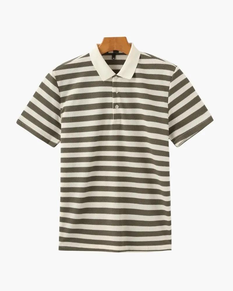 Polo Shoreline Old Money en coton bleu avec col classique et manches courtes, porté sur mannequin.