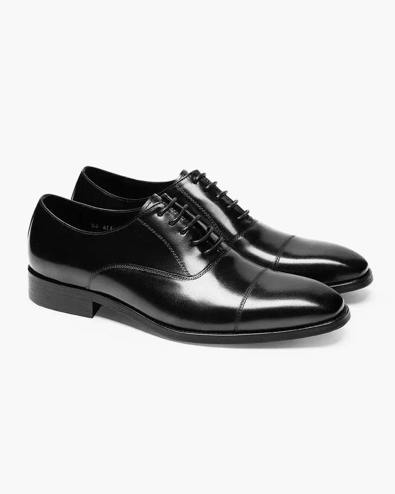 Chaussures en cuir classiques de la marque Old Money, vue de côté, avec lacets et finition élégante en cuir brun foncé.