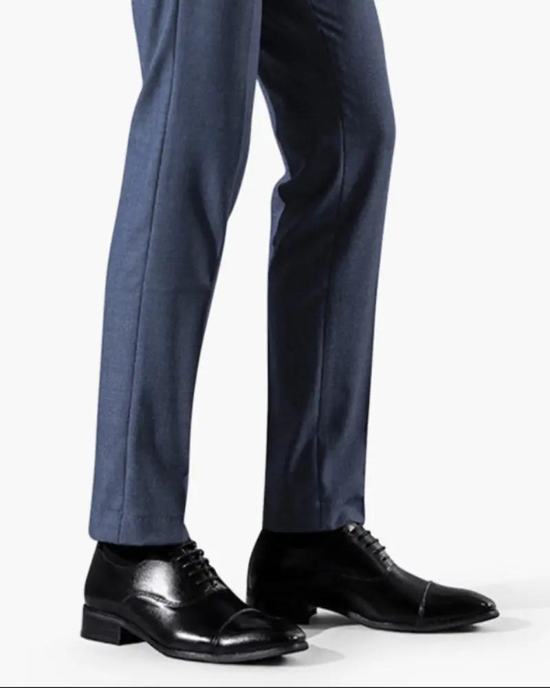 Chaussures en cuir classiques Old Money, chaussures élégantes en cuir brun avec lacets pour homme sur fond neutre.