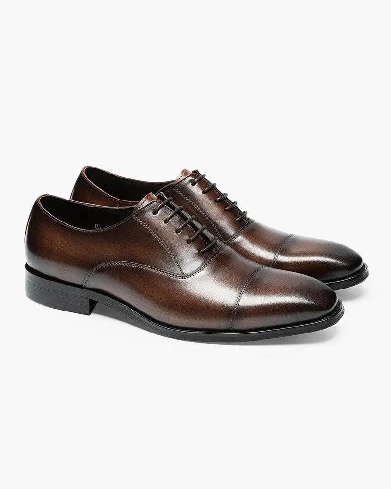Chaussures en cuir classique de la marque Old Money, vue de face avec détails en cuir marron et semelle en caoutchouc