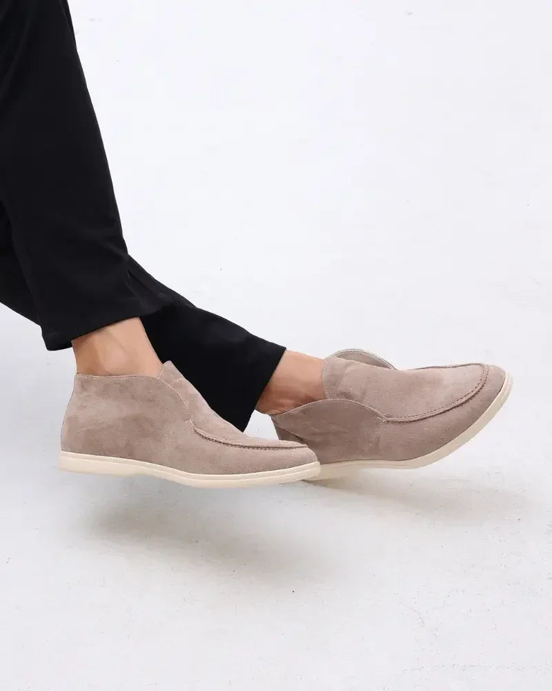 Chaussures mocassins en daim Old Money High Money, tendance élégante avec semelle en caoutchouc, vue de face.