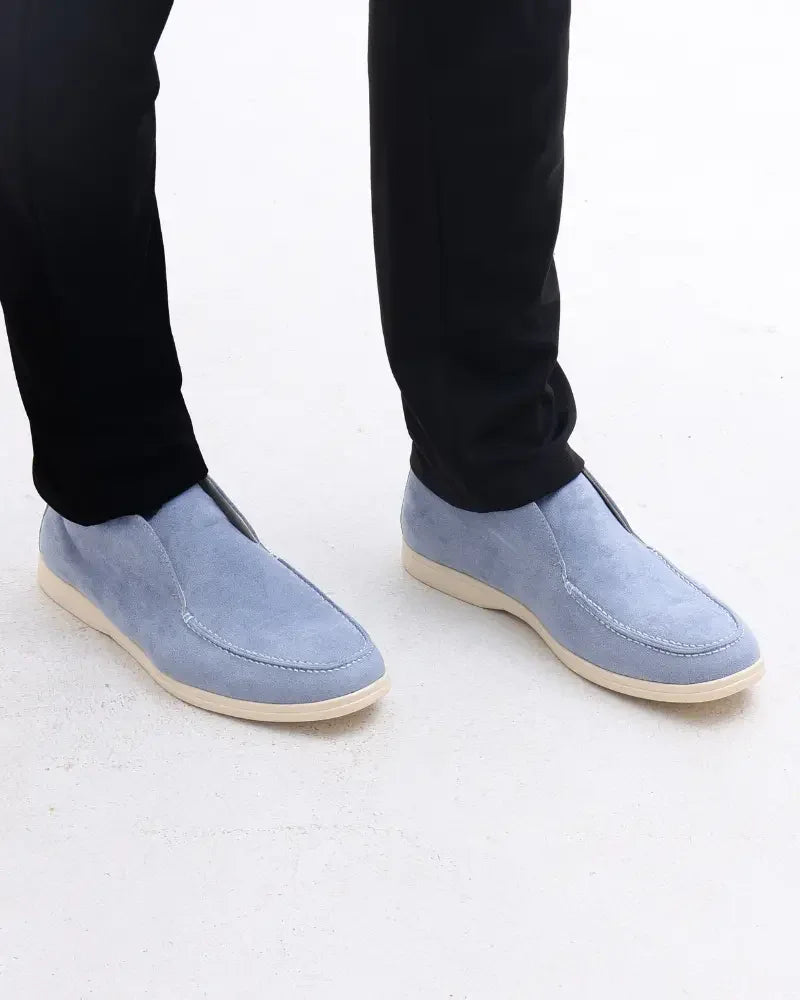 Mocassins en daim Old Money High Suede, style élégant avec semelle en caoutchouc, vue de profil en image haute résolution.