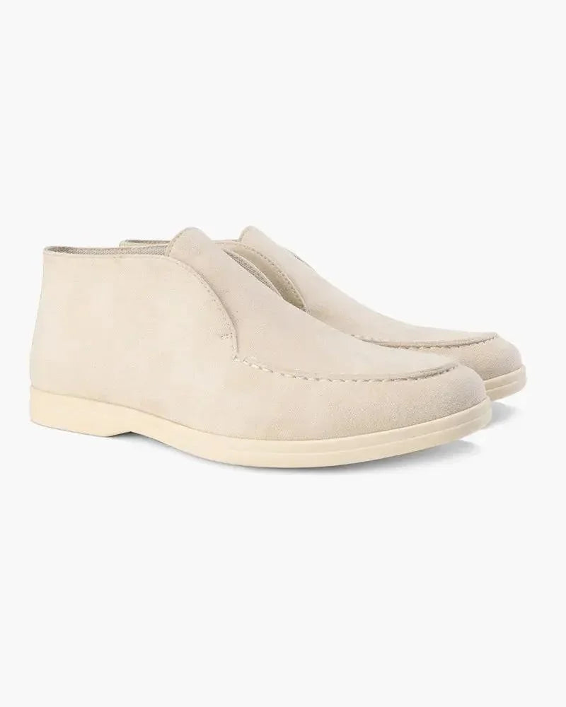 Mocassins en daim Old Money High Money, élégants, beige, avec semelle en caoutchouc, visibles de profil sur fond neutre.