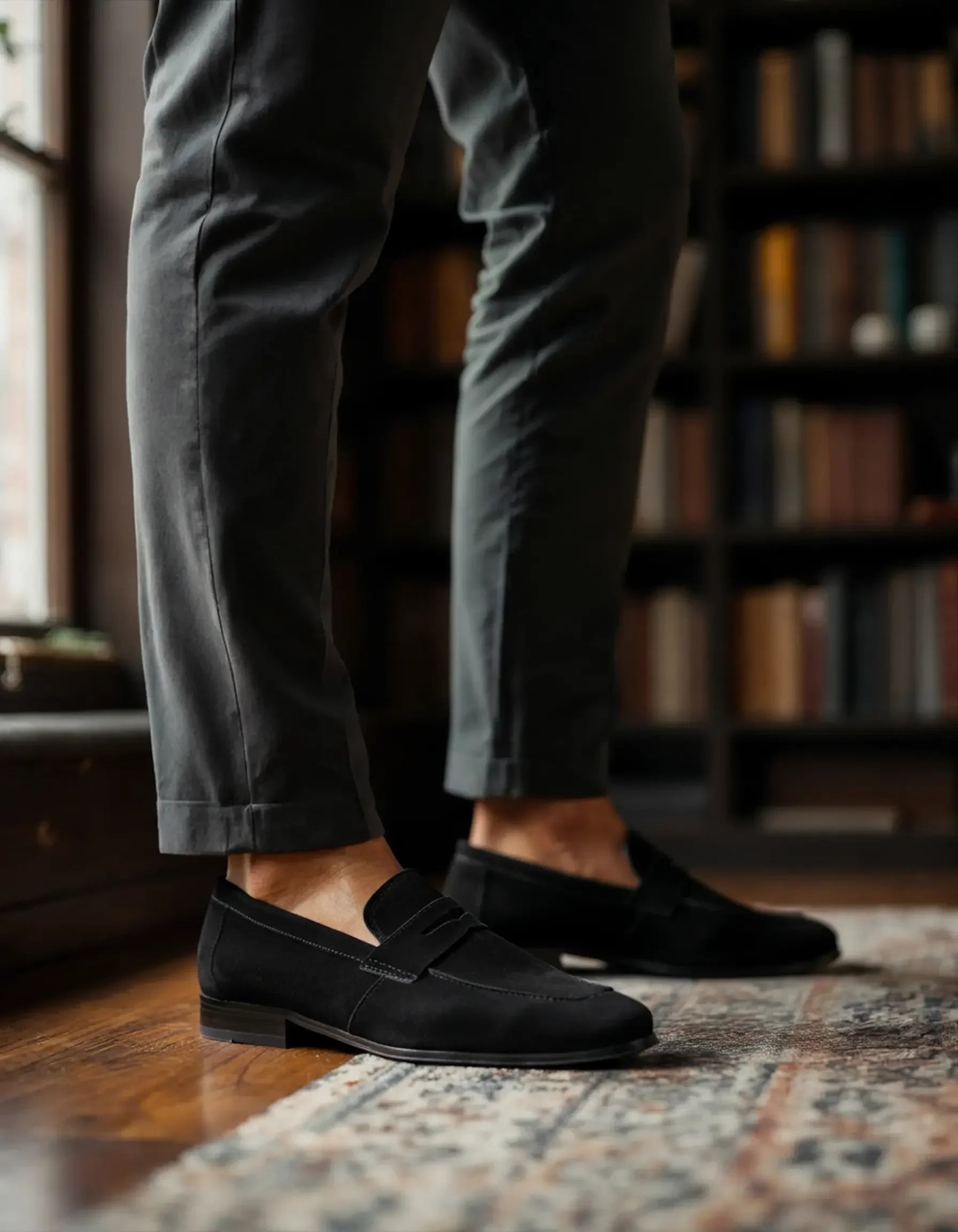 Mocassins en daim Old Money Penny Loafers, chaussure élégante pour homme avec bride en cuir, vue de face sur fond blanc.