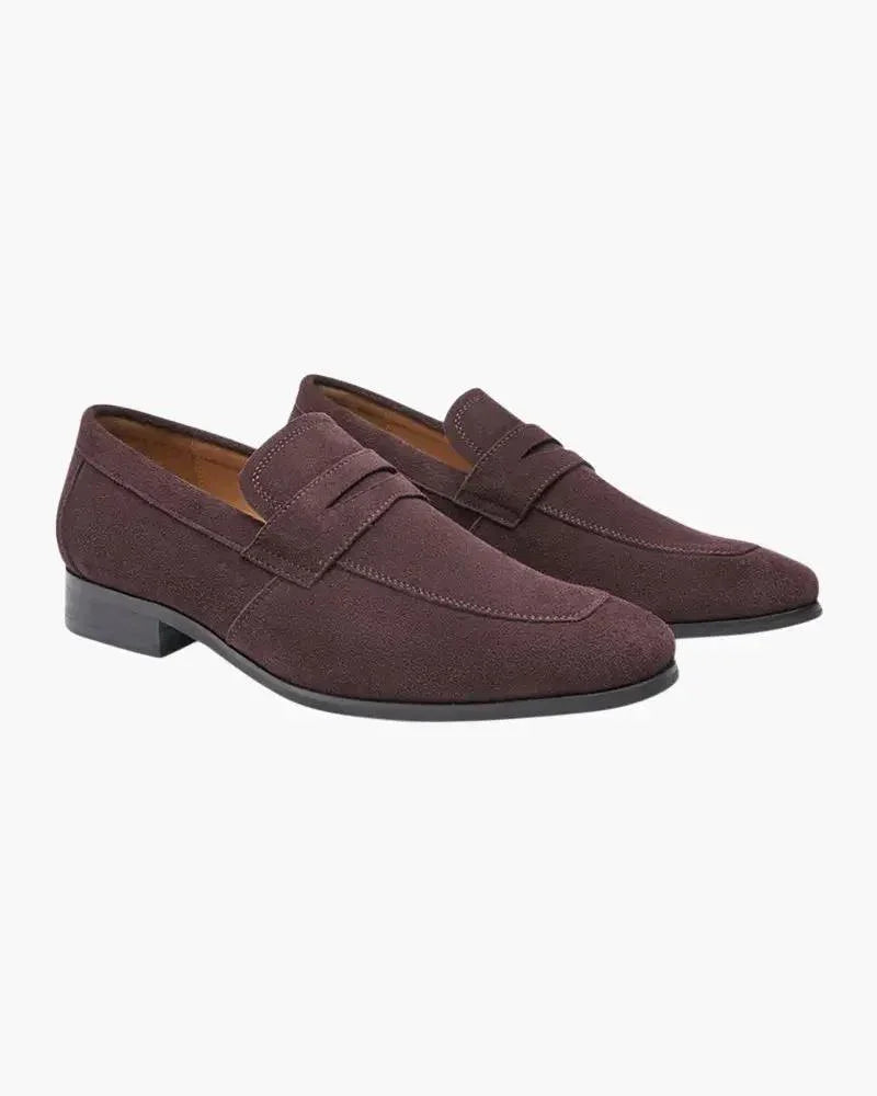 Mocassins penny en daim Old Money, chaussures élégantes pour homme, couleur marron clair, vue de face sur fond blanc.