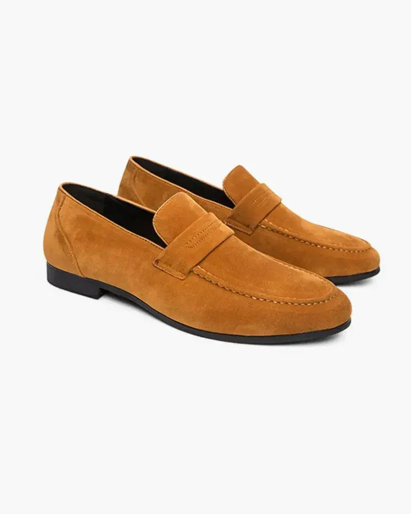 Chaussures mocassins en daim Old Money Old Money Penny Loafers, beige, avec semelle en caoutchouc et détails classiques.